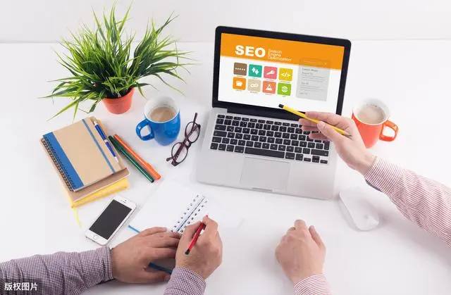 婴儿车侧翻女子飞扑挽救